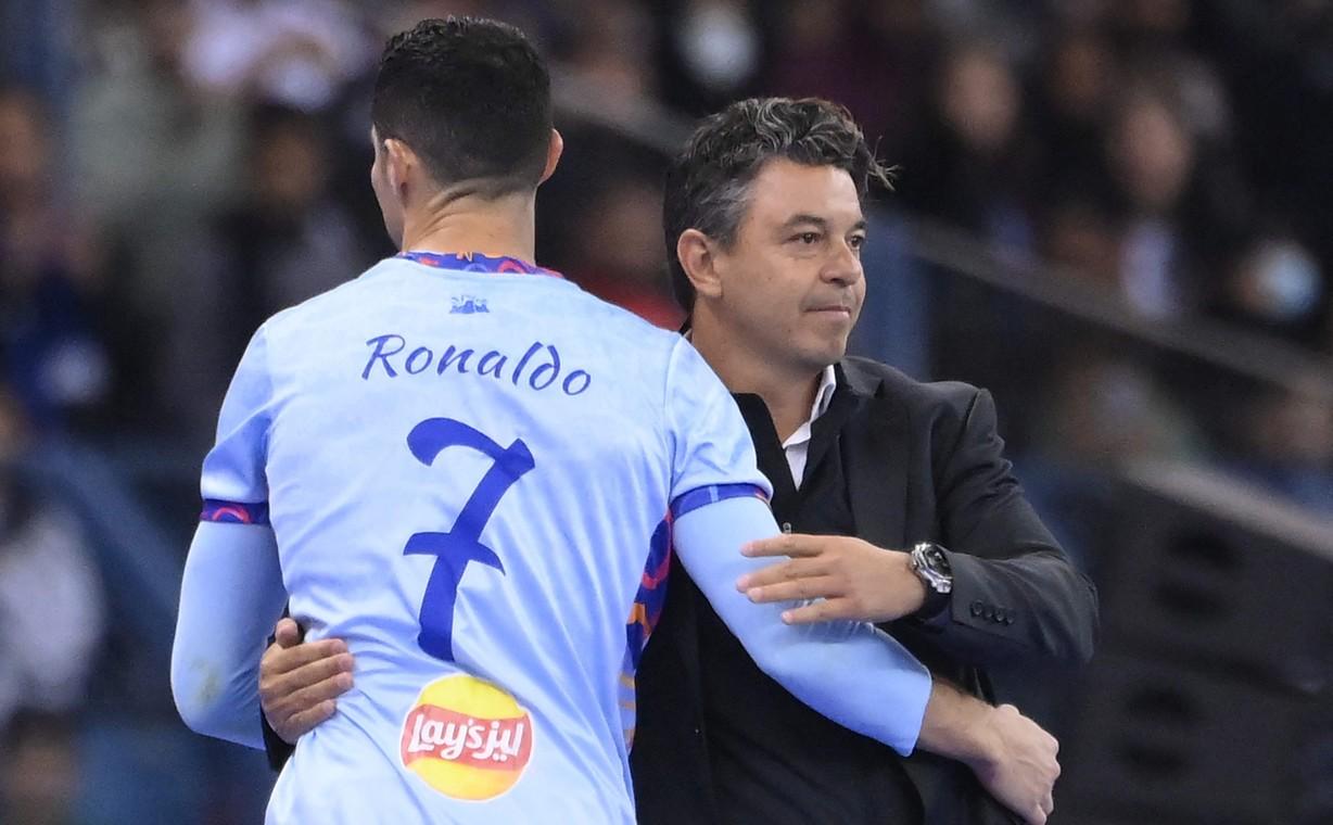 河床今晚战术微调,志在欧篮联名次提升,气氛紧张,轮换策略被讨论 河床今晚战术微调,志在欧篮联名次提升,气氛紧张,轮换策略被讨论