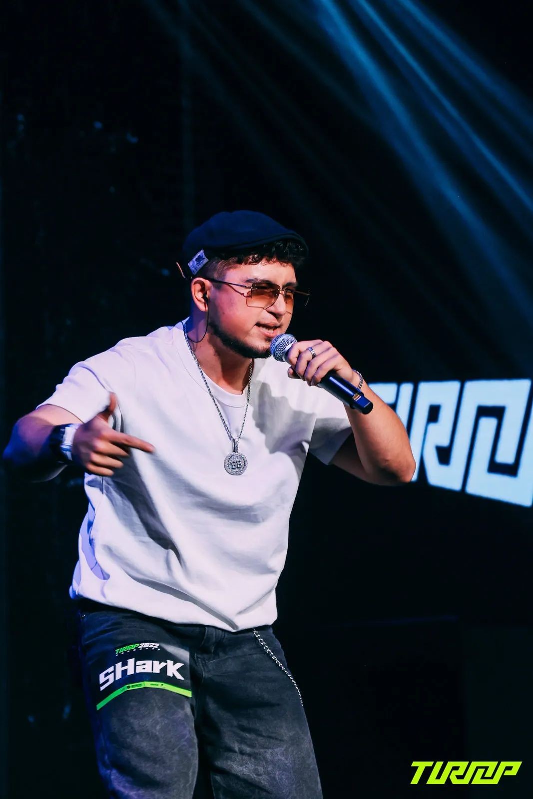 关于费耶诺德训练开放日；加时末段手感冰凉引欢呼；德国杯在即；临场指挥获称赞的信息